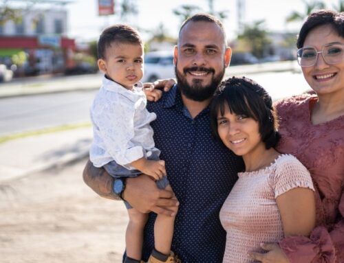 Cómo los Latinos Pueden Enviar Dinero a sus Familiares en su País